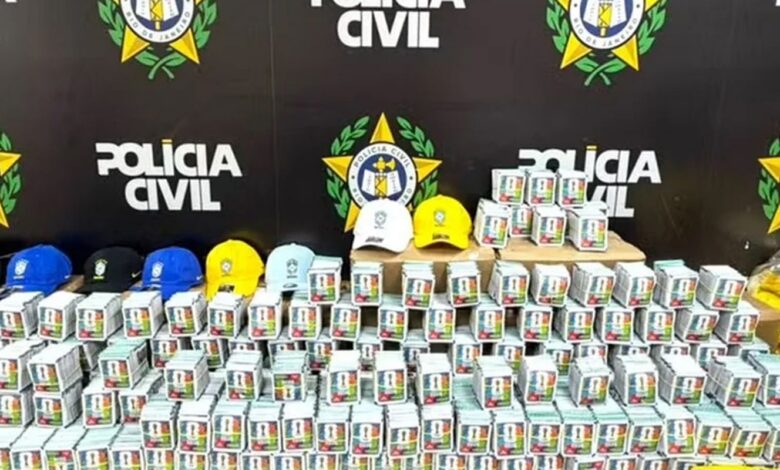 RJ: Polícia apreende mais de 200 mil figurinhas falsificadas da Copa