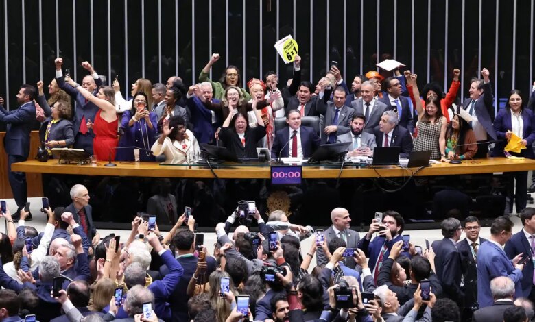 Saiba como votaram os deputados na PEC que acaba com a escala 6x1