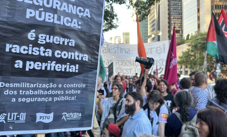 Cordão da Mentira faz ato na Paulista para lembrar Crimes de Maio