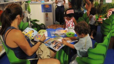 Estudo revela que 53% das famílias raramente leem para criança