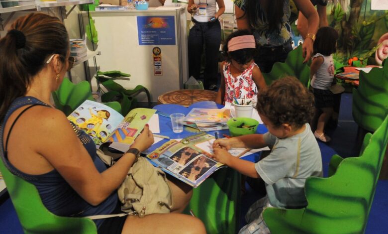 Estudo revela que 53% das famílias raramente leem para criança