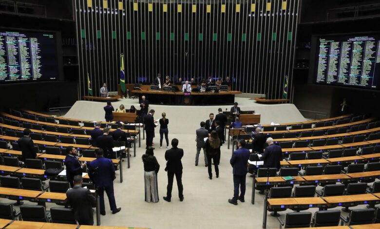 Minirreforma eleitoral limita e parcela multa a partidos políticos