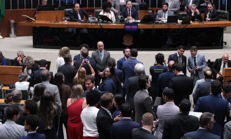 Câmara aprova, em primeiro turno, PEC do fim da escala 6x1