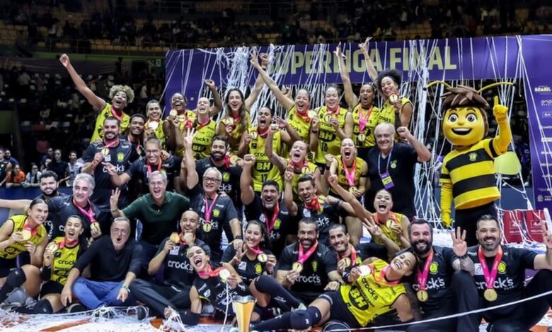 Praia Clube bate Minas e fatura título da Superliga Feminina de vôlei