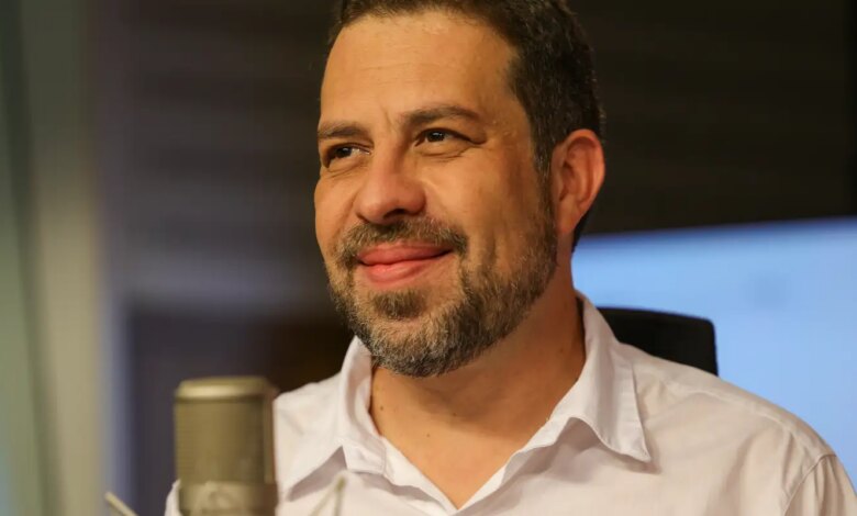 Na Mesa com Datena recebe o ministro Guilherme Boulos nesta terça
