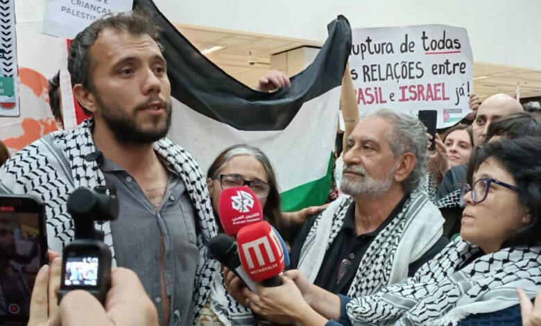 Ativista Thiago Ávila volta ao país após prisão em Israel
