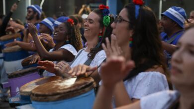Cortejo de culturas tradicionais reúne três gerações da mesma família
