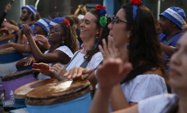Cortejo de culturas tradicionais reúne três gerações da mesma família