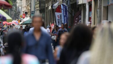 Taxa de desemprego de pretos é 55% maior que a de brancos, revela IBGE