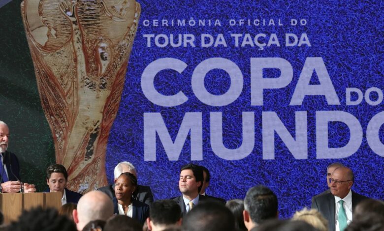 Lula sanciona lei da Copa do Mundo Feminina e reconhece pioneiras