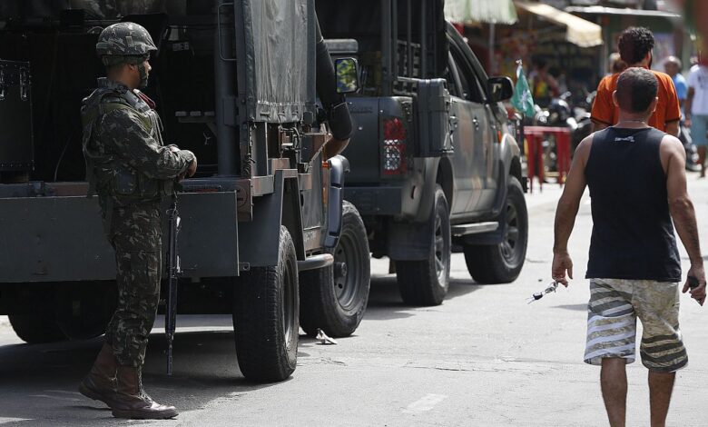 Polícia faz ação para cumprir 56 mandados de prisão na Maré, no Rio
