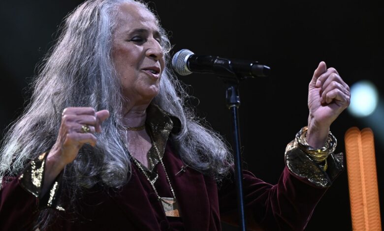Maria Bethânia chega aos 80 anos como referência da música brasileira