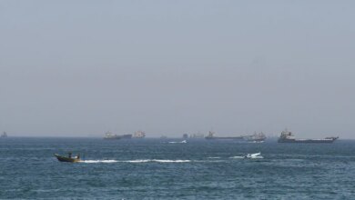EUA lançam novos ataques ao Irã; forças iranianas fecham Ormuz