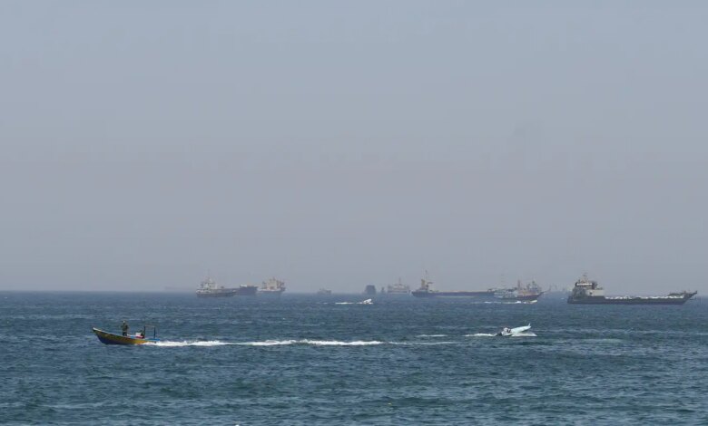 EUA lançam novos ataques ao Irã; forças iranianas fecham Ormuz