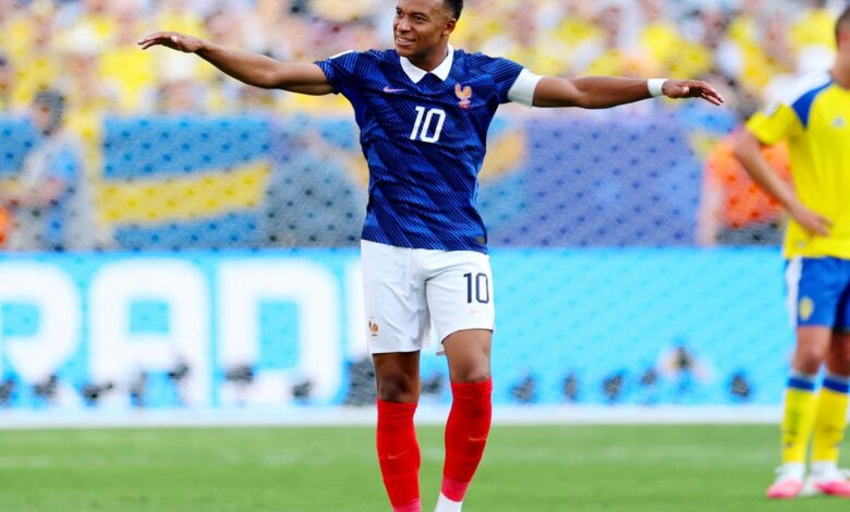 Com dois gols de Mbappé, França despacha Suécia e avança às oitavas