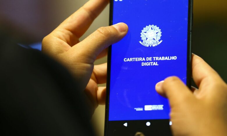 Mercado de trabalho formal cresce 2,6%; serviço público puxa alta