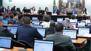 Deputados votam redução da maioridade penal em comissão  