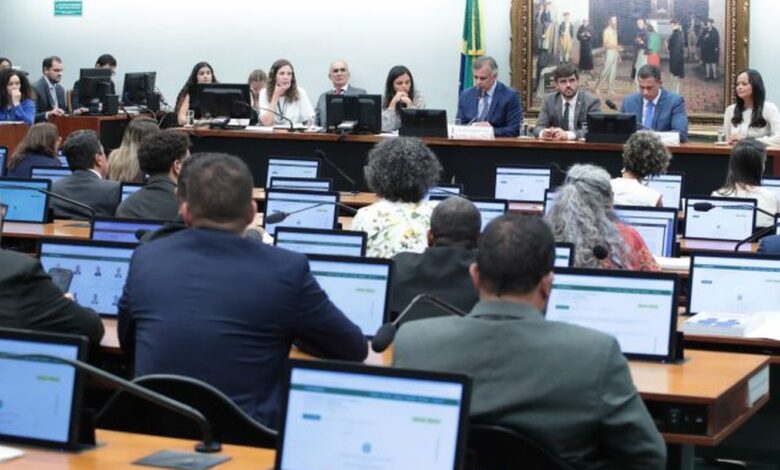 Deputados votam redução da maioridade penal em comissão
