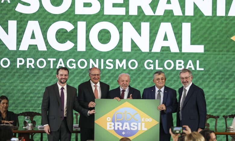 "Brasil não abaixa a cabeça", diz Durigan ao defender soberania e Pix