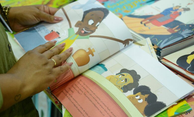 Bienal nas Escolas entra em clima de Copa para estimular leitura no RJ