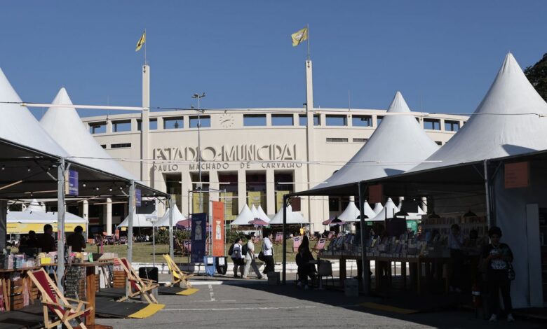 Feriado em SP tem programação gratuita em feira do livro no Pacaembu