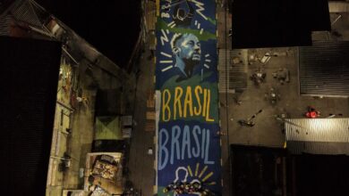 Pintura ressignifica rua marcada por operação letal no Rio de Janeiro