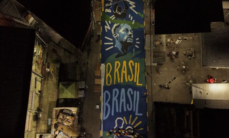Pintura ressignifica rua marcada por operação letal no Rio de Janeiro