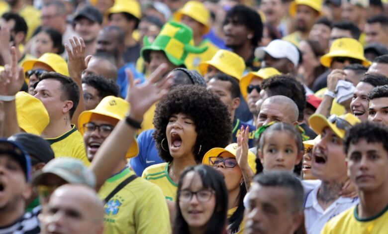 Torcedores se reúnem no centro de SP para assistir ao jogo do Brasil