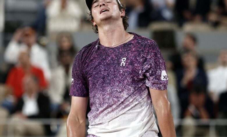 João Fonseca luta, mas dá adeus a Roland Garros após revés para Mensik