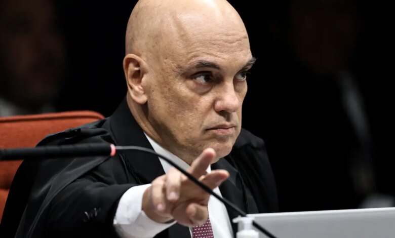 Moraes pede parecer da PGR sobre apreensão de arma de Bolsonaro