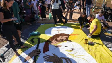 Jovens no DF se unem por tapetes de Corpus Christi e “jejum” de telas