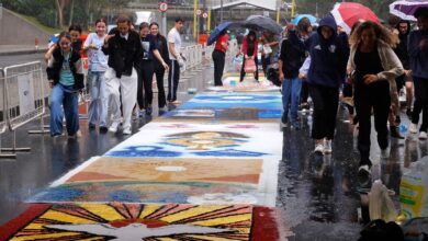 Fiéis enfrentam chuva para fazer tapetes de Corpus Christi no Rio