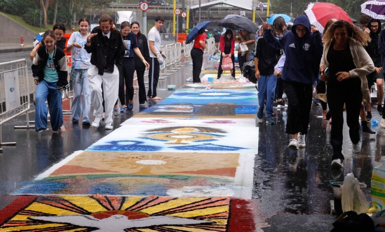 Fiéis enfrentam chuva para fazer tapetes de Corpus Christi no Rio