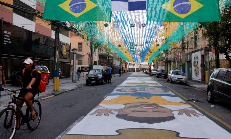Ruas decoradas para Copa do Mundo reforçam vínculo comunitário no Rio