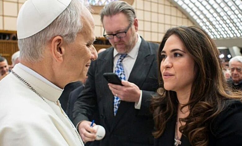 Papa nomeia primeira mulher para liderar comunicações do Vaticano