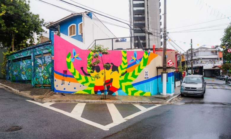Mural em SP celebra futebol feminino um ano antes da Copa no Brasil