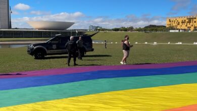 Polícia legislativa proíbe bandeira LGBTQIA+ em gramado do Congresso