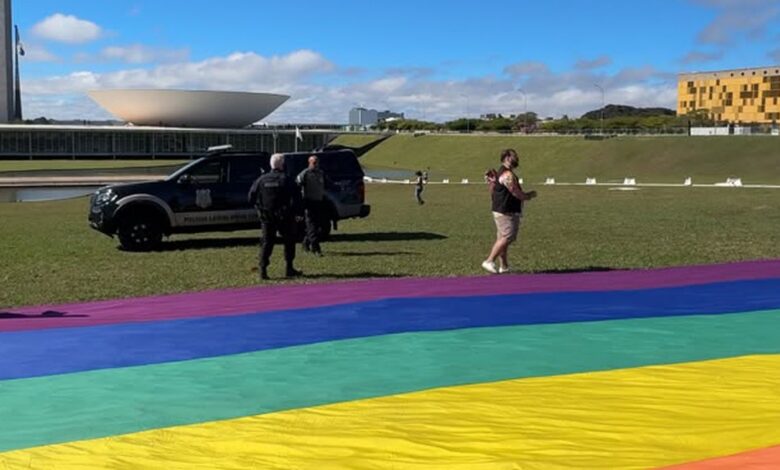 Polícia legislativa proíbe bandeira LGBTQIA+ em gramado do Congresso