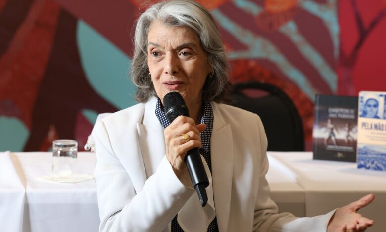 Democracia está nas mãos do povo, não em palácios, diz Cármen Lúcia
