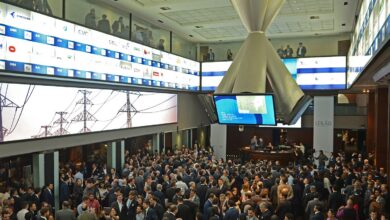 Ibovespa volta aos 174 mil pontos com aposta na Selic, e dólar cai