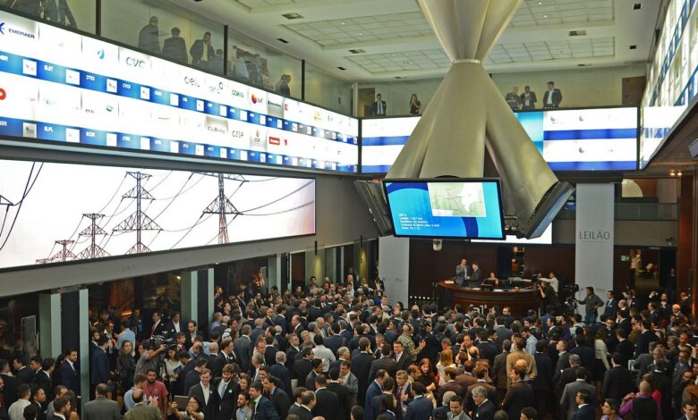 Ibovespa volta aos 174 mil pontos com aposta na Selic, e dólar cai