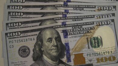 Dólar cai para R$ 5,08, e bolsa recua pela quarta vez consecutiva