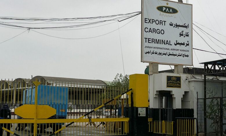 Equipes encontram destroços de Boeing 737 desaparecido no Paquistão