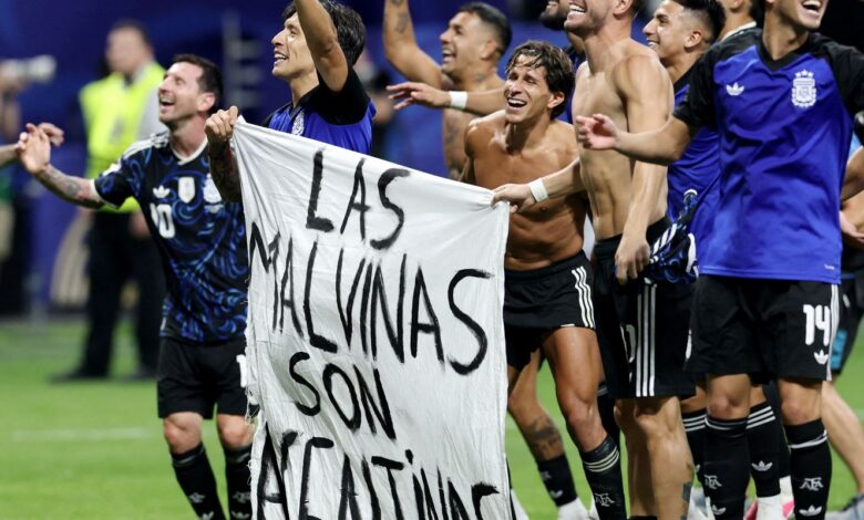 Ato de jogadores argentinos reacende debate sobre domínio das Malvinas