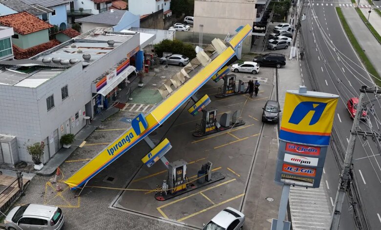 Polícia investiga morte de três eletrocutados após ventania no Rio
