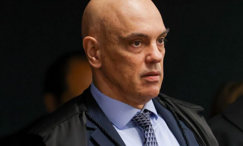 Moraes volta a pedir que PGR se manifeste sobre arma de Bolsonaro