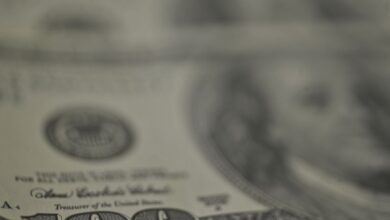 Dólar recua, bolsa cai e petróleo dispara com tensão no Oriente Médio