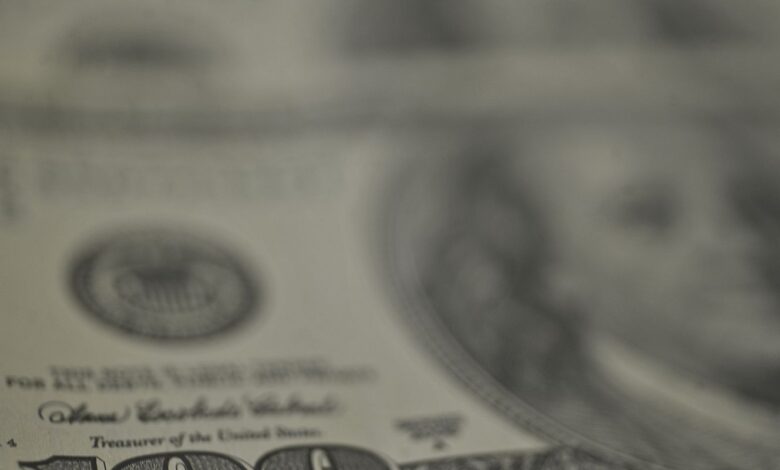 Dólar recua, bolsa cai e petróleo dispara com tensão no Oriente Médio