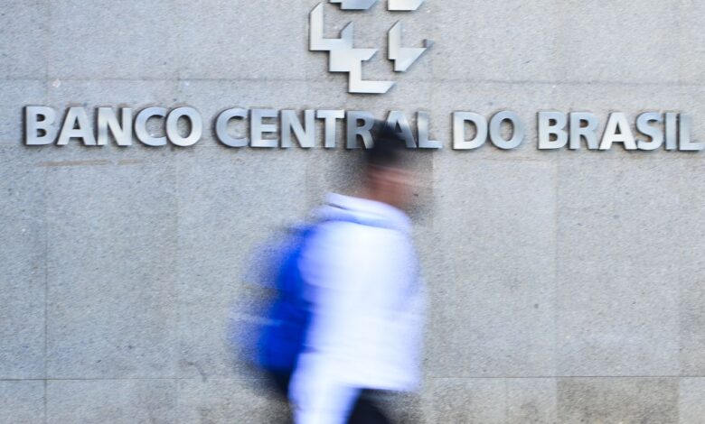 Juros das famílias seguem elevados e chegam a 64% ao ano, diz BC