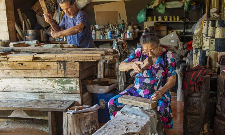 Família da escultora Conceição dos Bugres apresenta suas obras no Rio